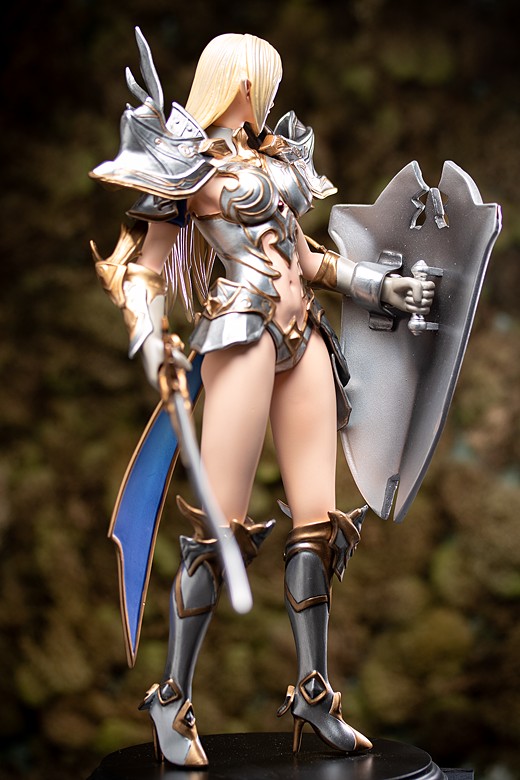 Charlize from Lineage II: Revolution