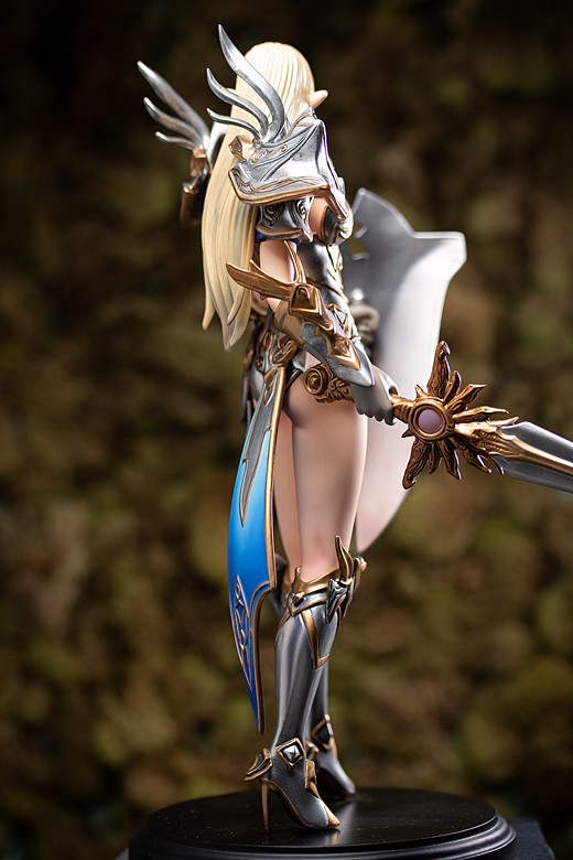 Charlize from Lineage II: Revolution