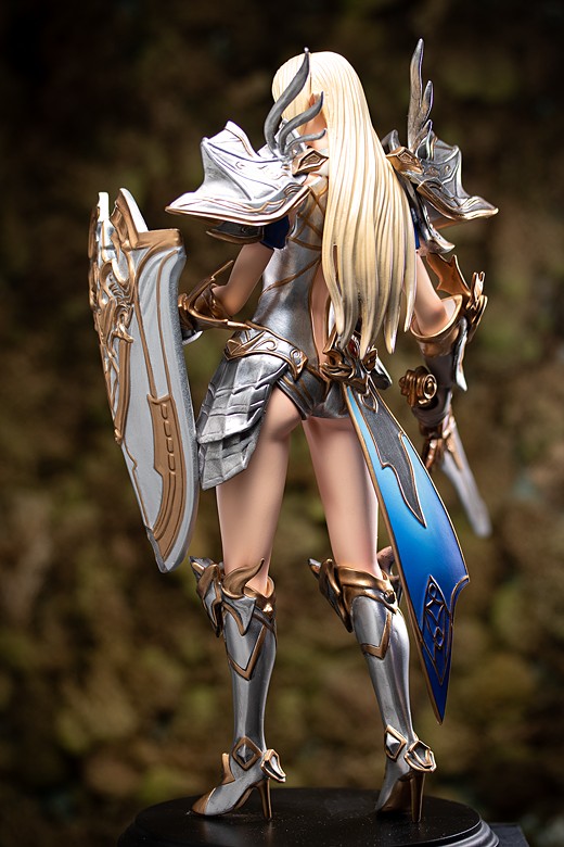 Charlize from Lineage II: Revolution