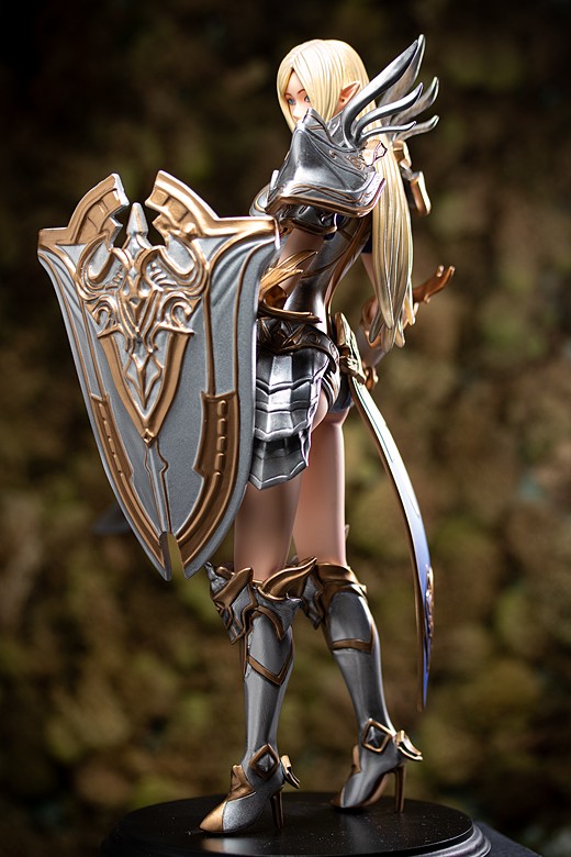 Charlize from Lineage II: Revolution