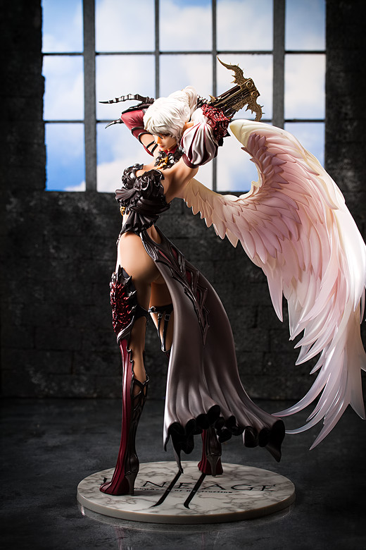 Kamael figure from Lineage II