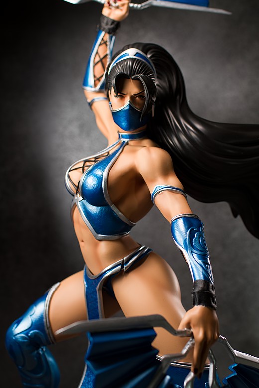 Kitana statue by Pop Culture Shock