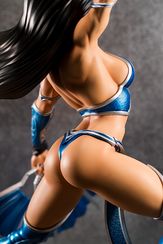 Kitana statue by Pop Culture Shock