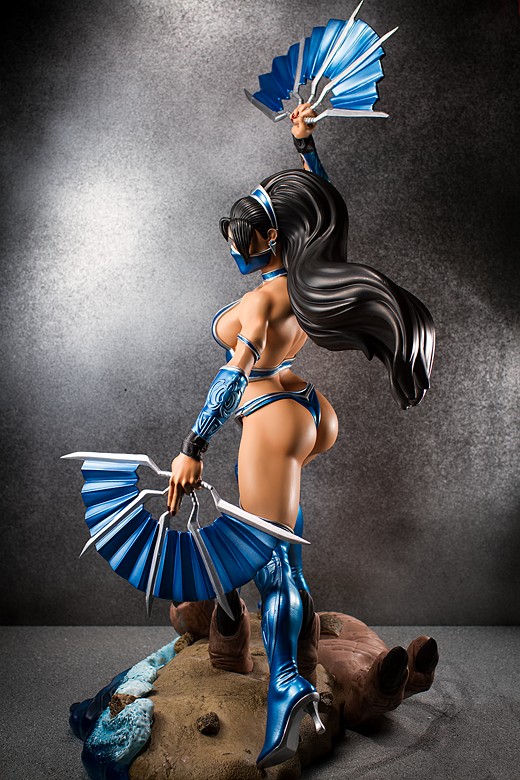 Kitana statue by Pop Culture Shock