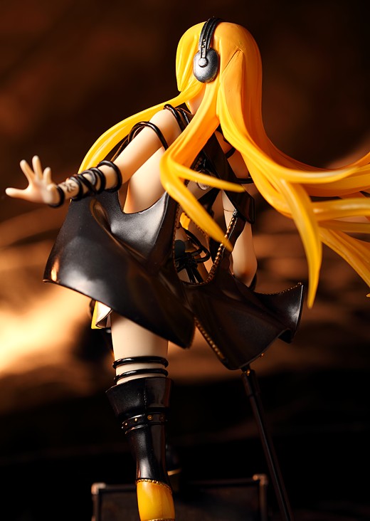 Lily from Vocaloid Figure Review