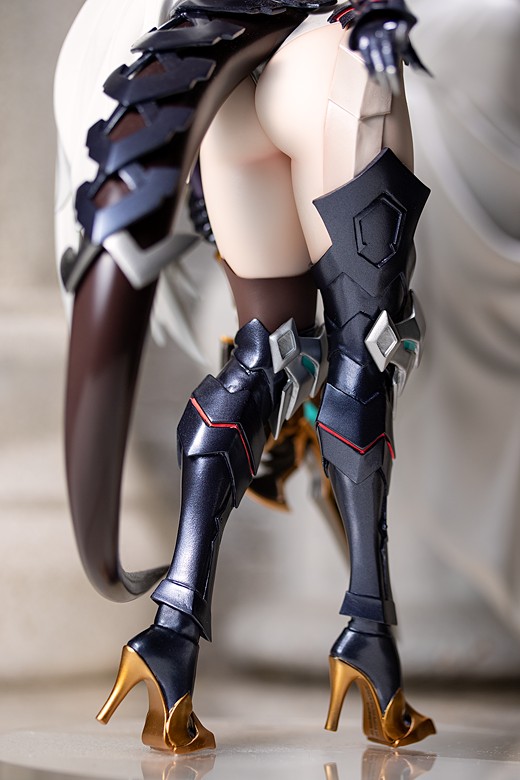 Luna figure