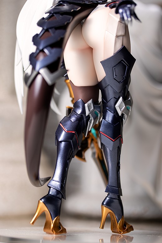 Luna figure