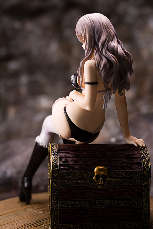 Velvet figure by Alphamax